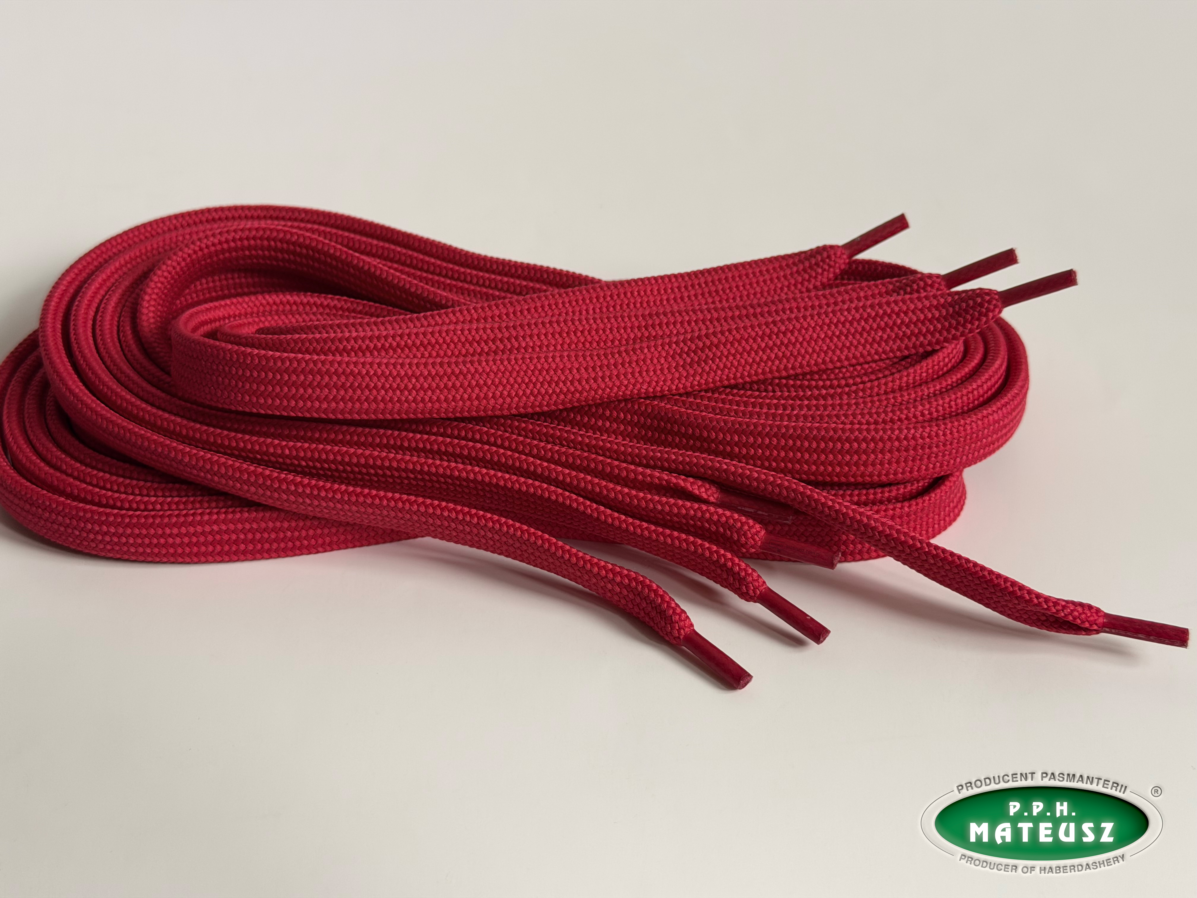 Czerwone płaskie sznurki poliestrowe do bluz - drugie ujęcie