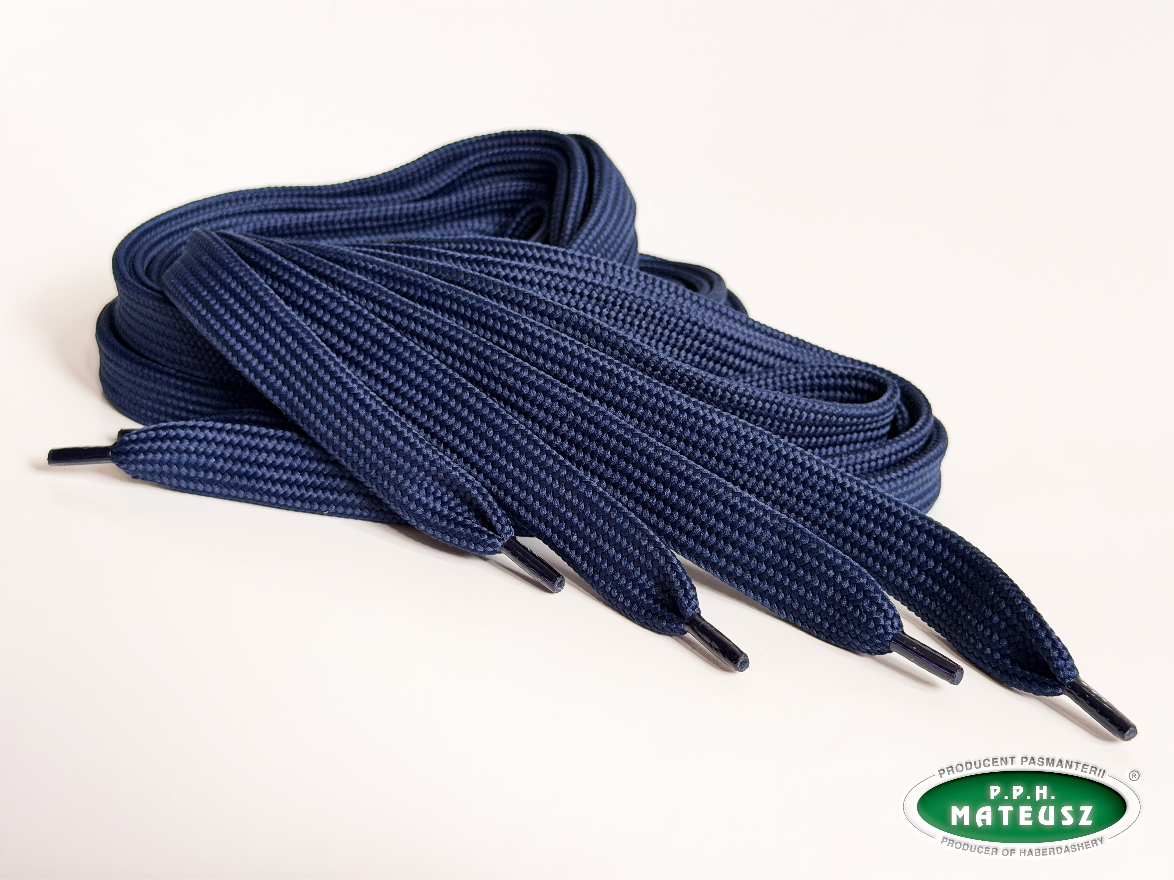 Ciemnogranatowe płaskie sznurki poliestrowe - drugie ujęcie