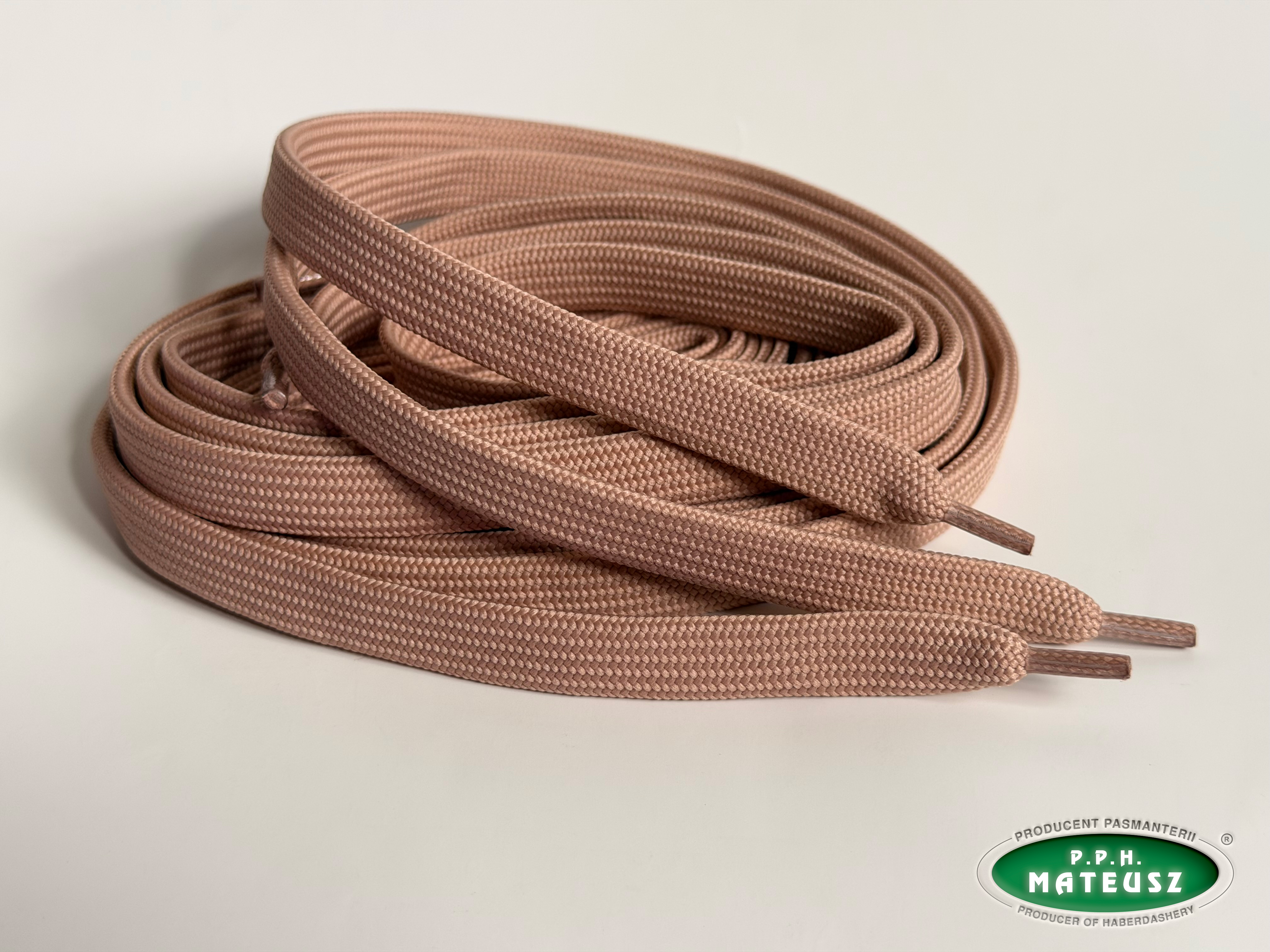 Brązowe płaskie sznurki poliestrowe do ubrań