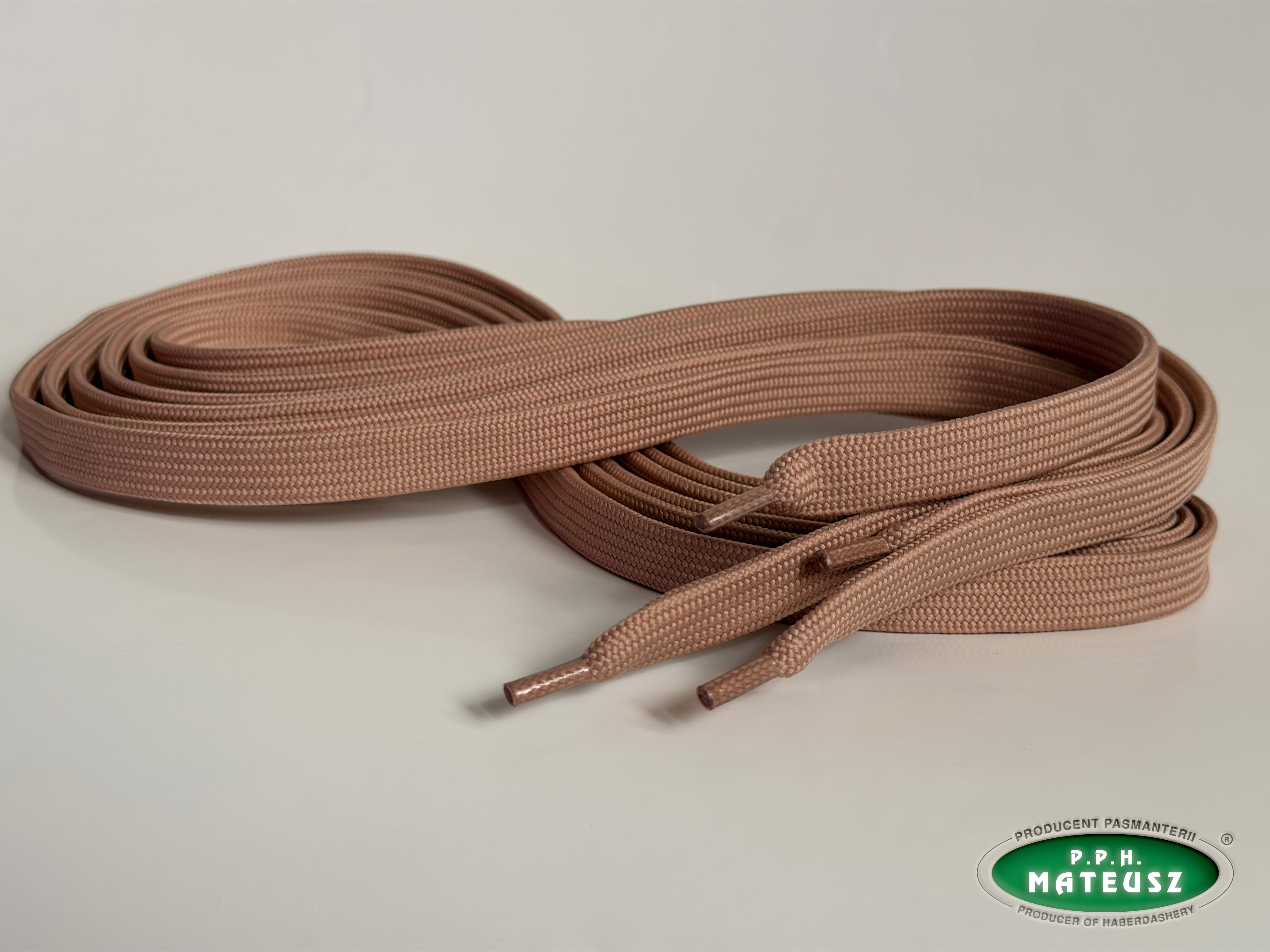 Brązowe płaskie sznurki poliestrowe - drugie ujęcie