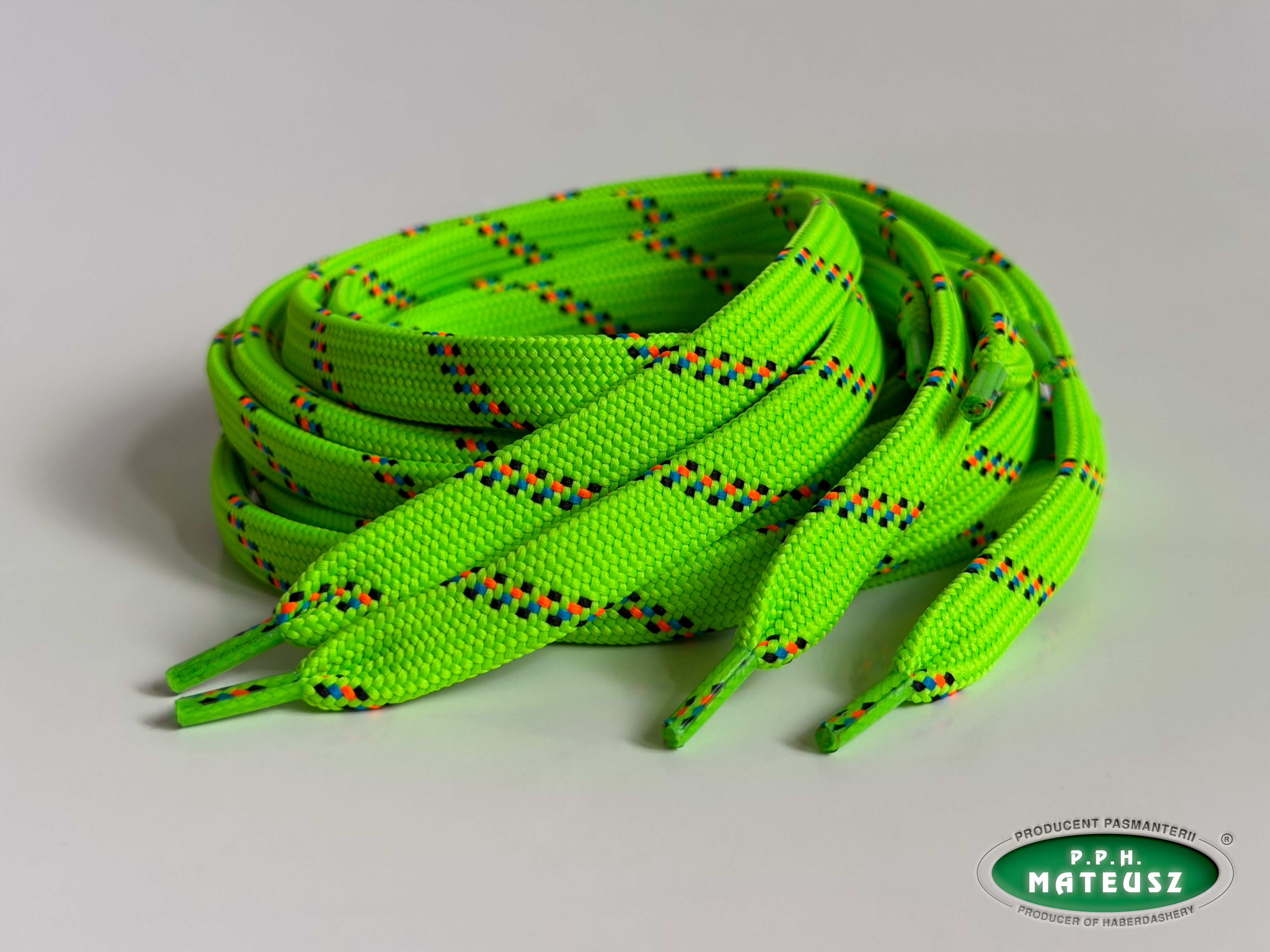 Zielone płaskie sznurki poliestrowe w ciapki