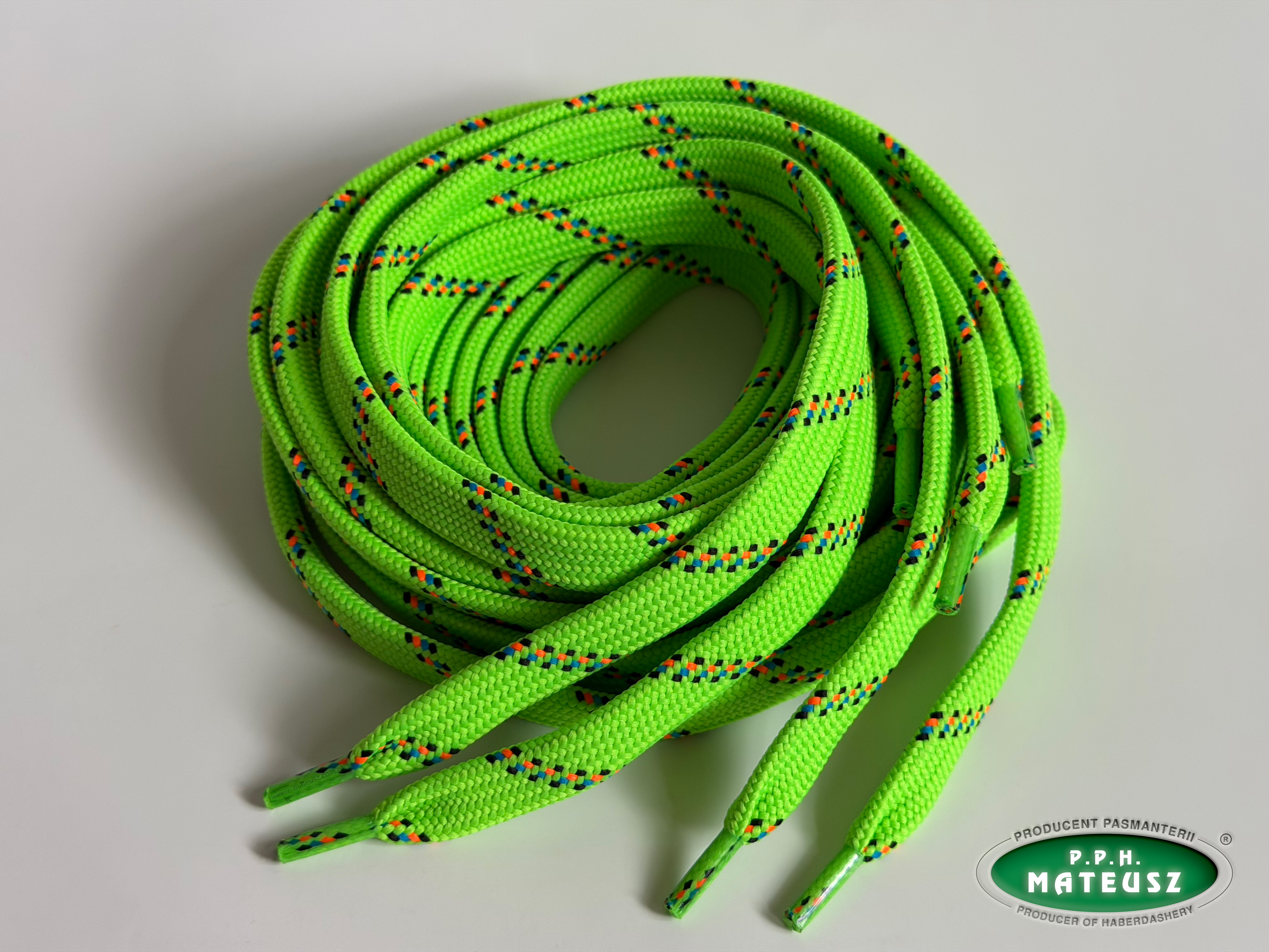 Zielone płaskie sznurki poliestrowe w ciapki - drugie ujęcie