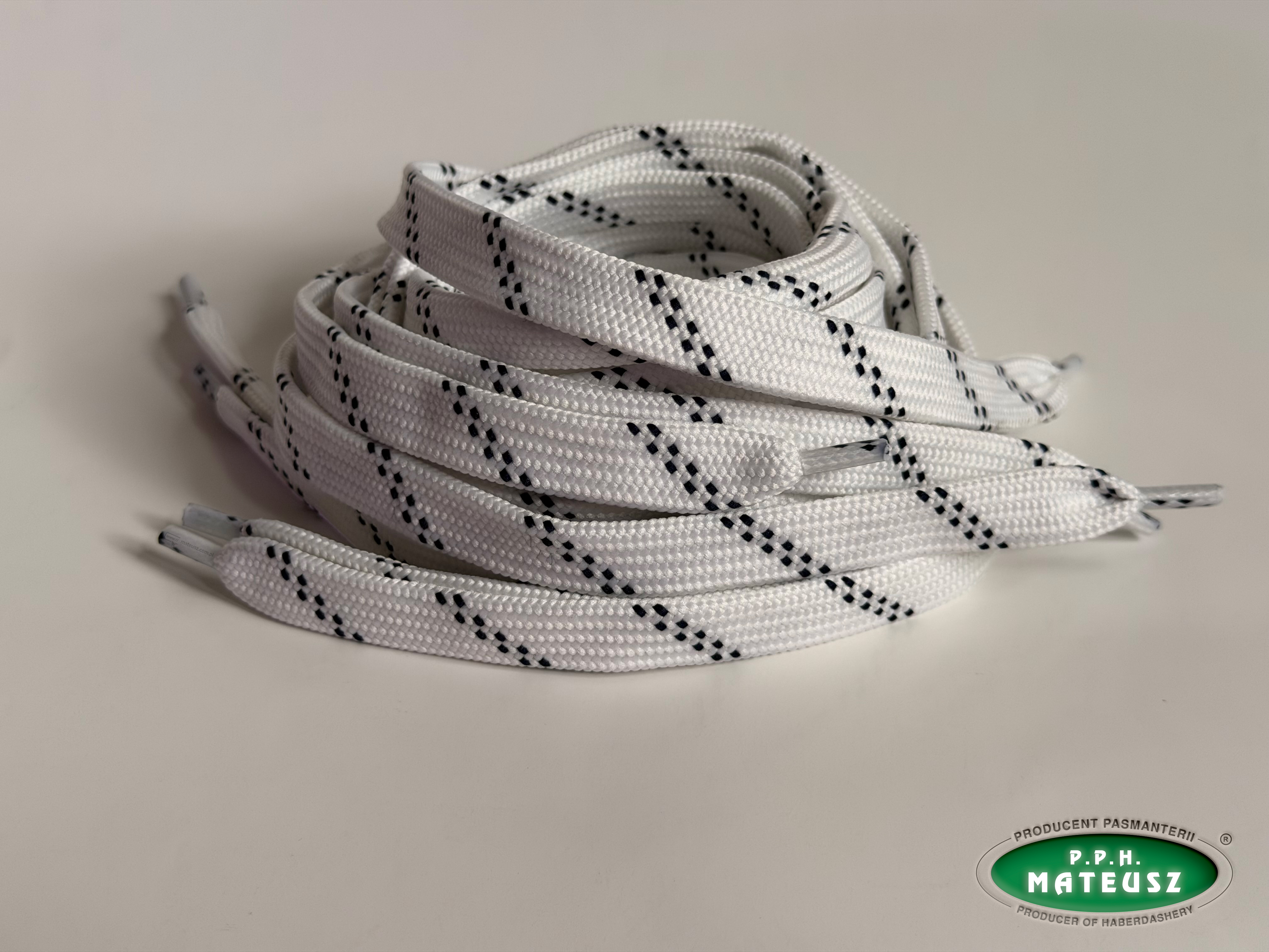 Białe płaskie sznurki poliestrowe w ciapki