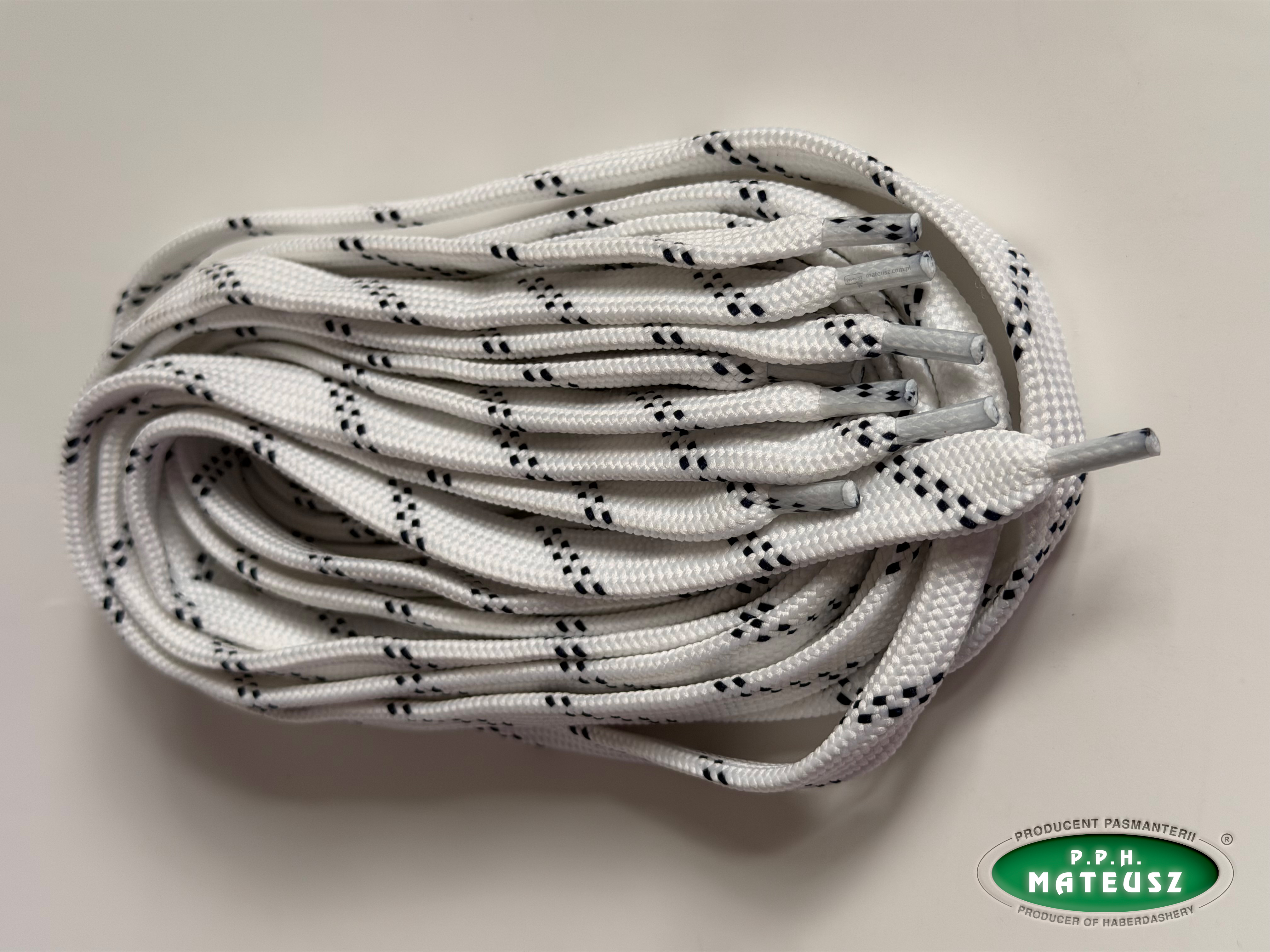 Białe płaskie sznurki poliestrowe w ciapki - drugie ujęcie