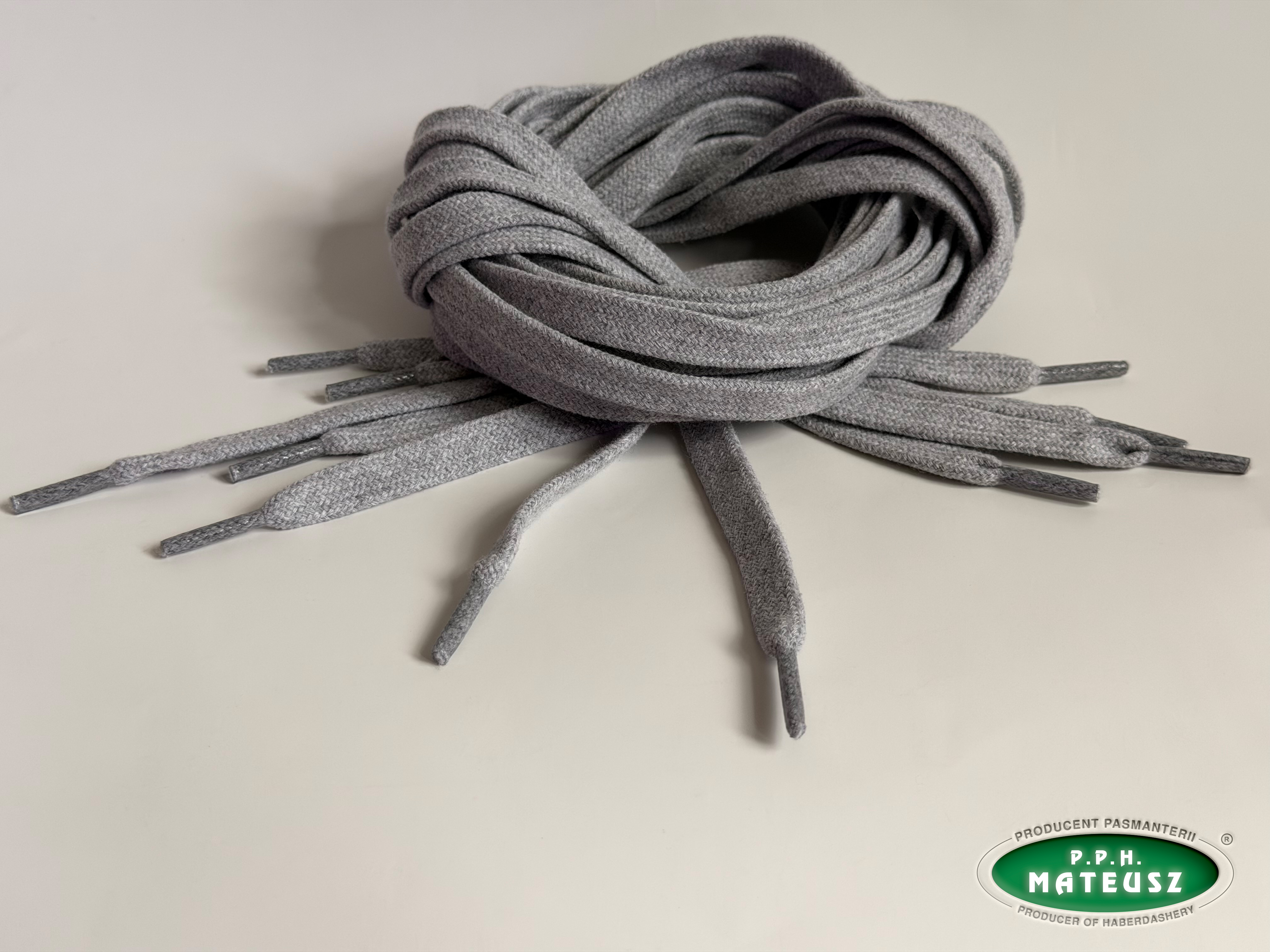 Szare płaskie sznurki bawełniane do dresów