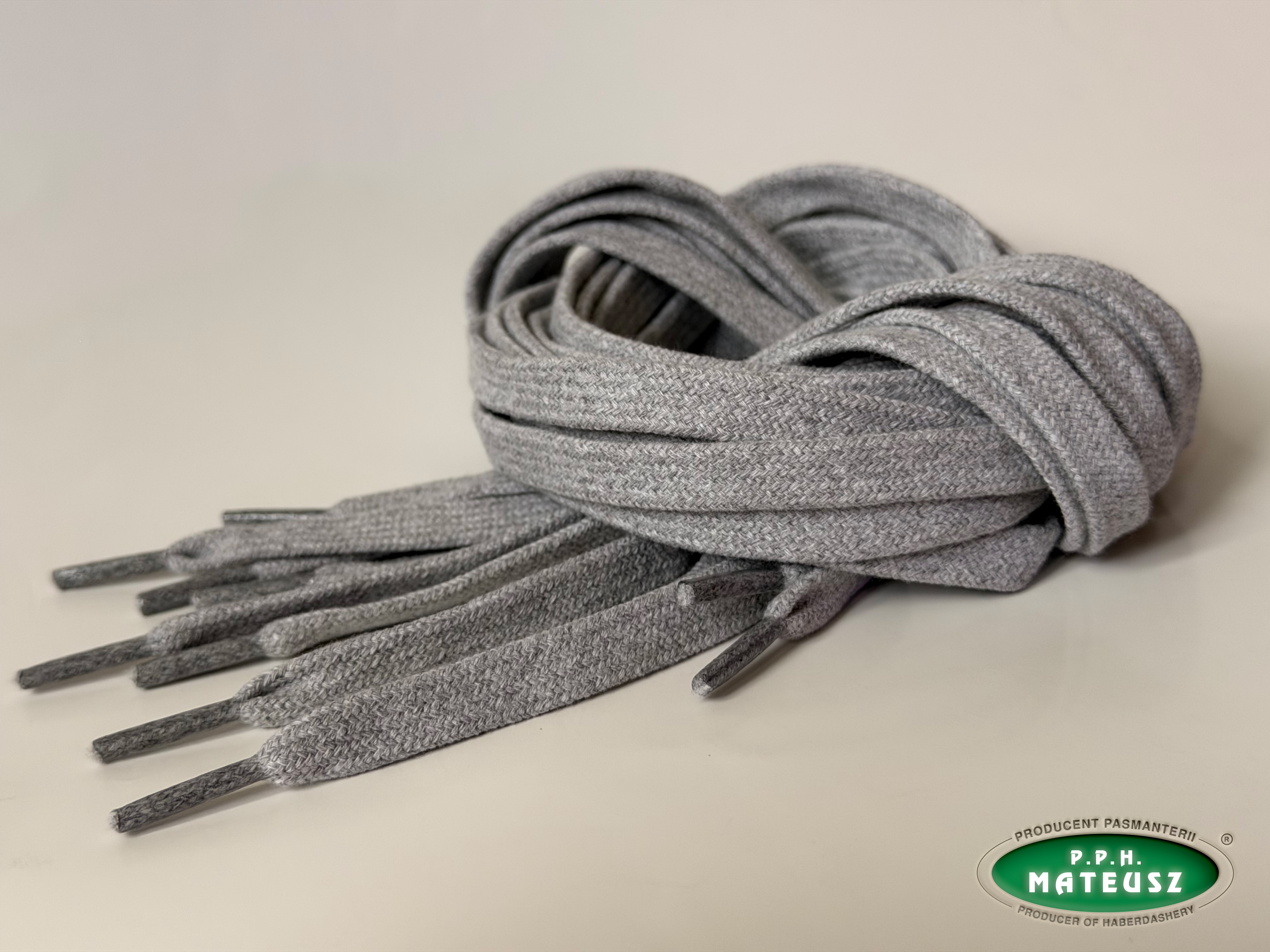 Szare płaskie sznurki bawełniane do dresów - drugie ujęcie