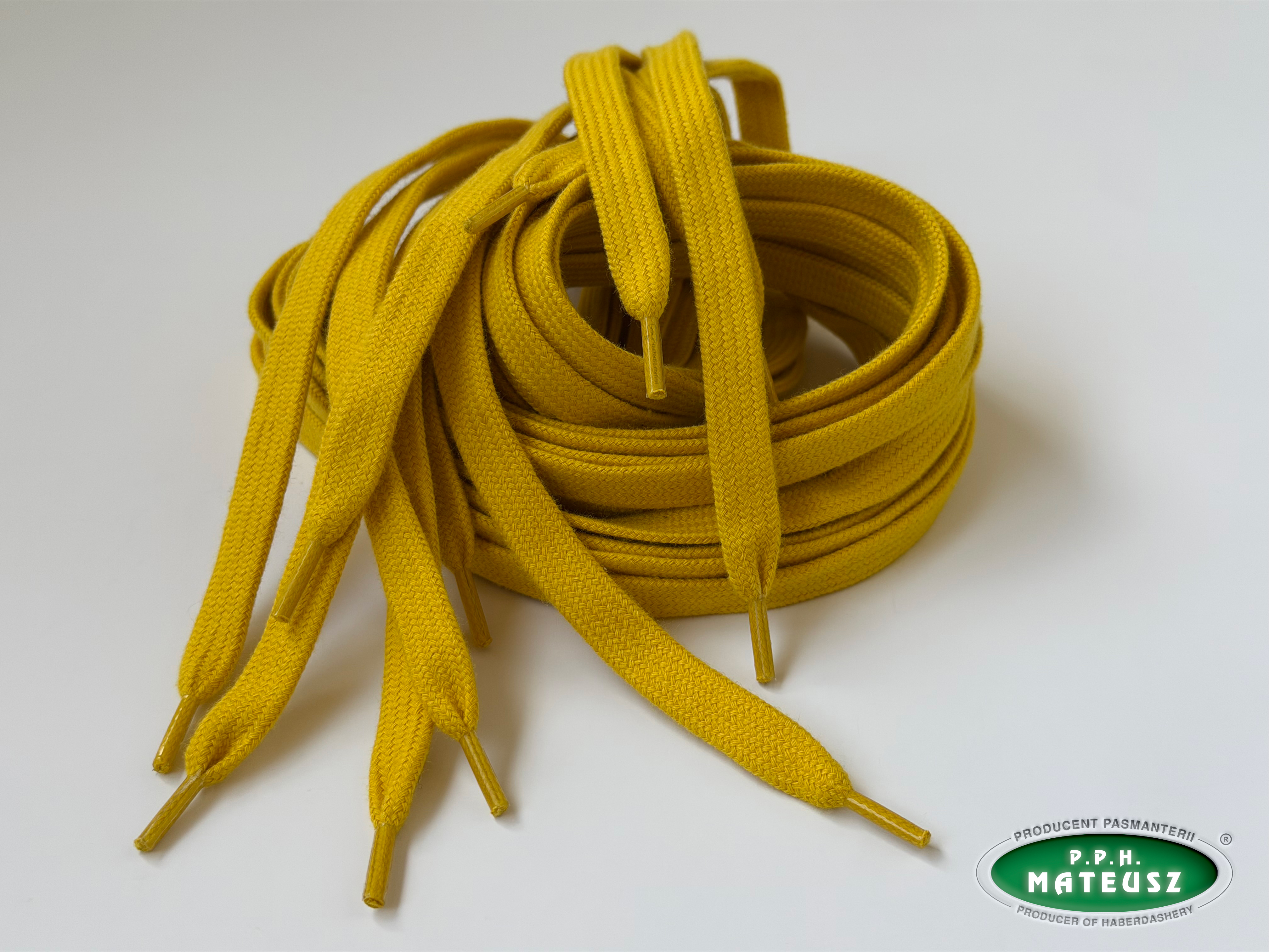 Żółte płaskie sznurki bawełniane do ubrań