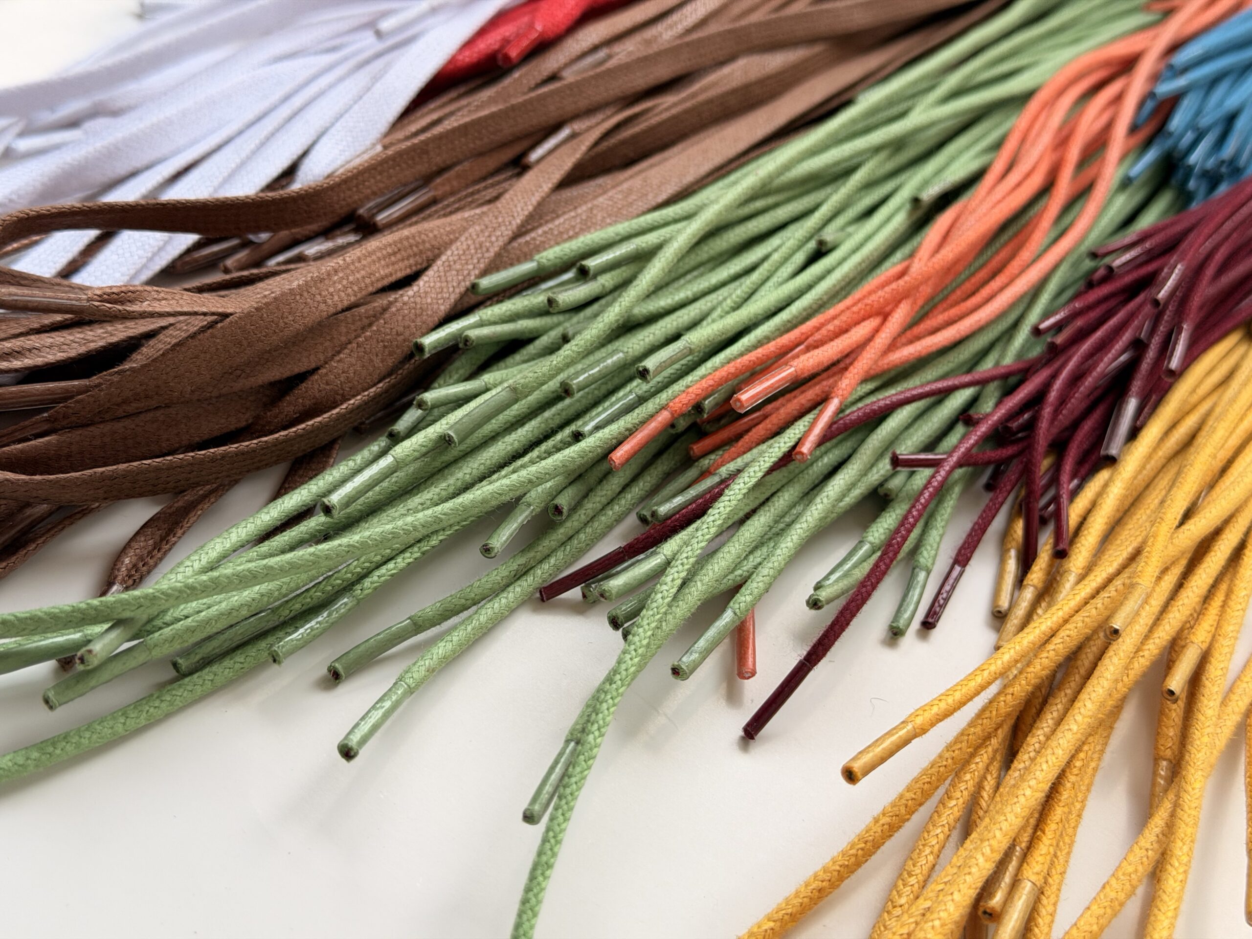 Waxed Shoelaces round i flat w różnych kolorach